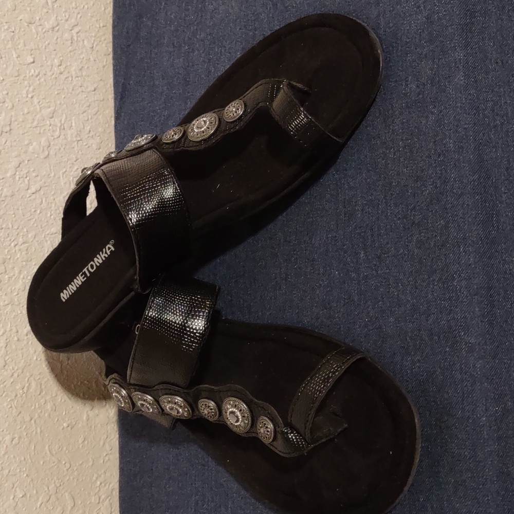Minnetonka Moccasin size 13W toe sandals